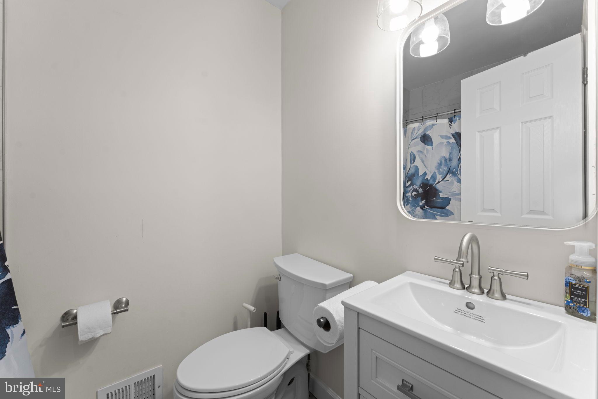 6406 Gildar Street Alexandria, VA 22310 - Photo 21 of 32 Upstairs full bathroom.