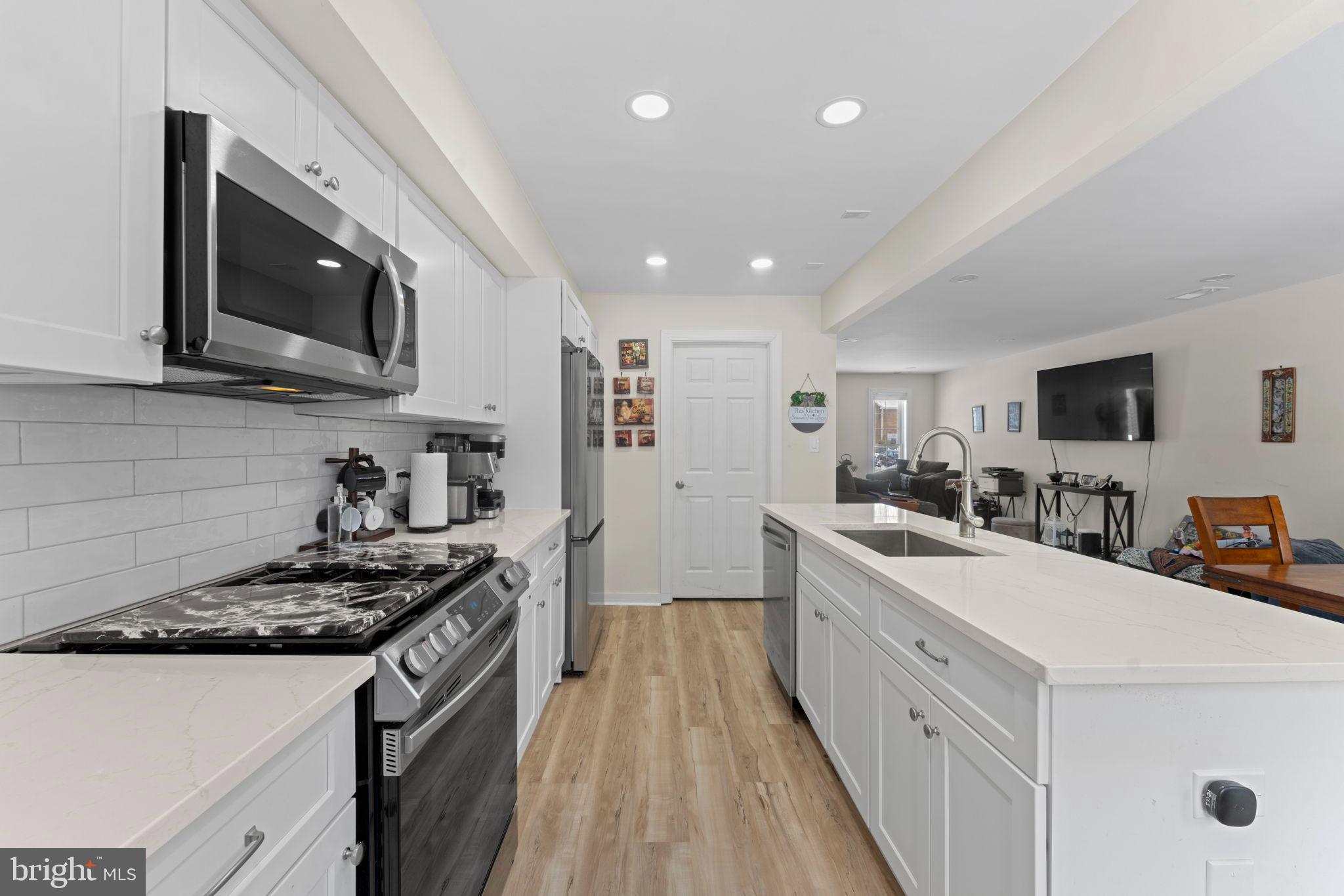 6406 Gildar Street Alexandria, VA 22310 - Photo 3 of 32 Large island, great for entertaining!