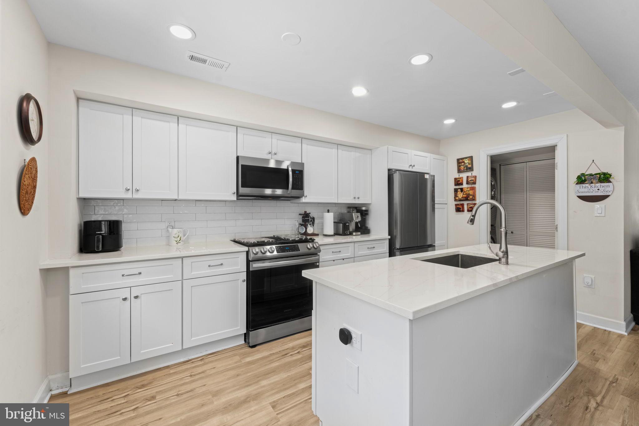 6406 Gildar Street Alexandria, VA 22310 - Photo 4 of 32 New stainless appliances.