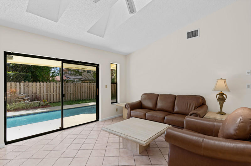 350 Seneca Lane Boca Raton, FL 33487 - Photo 4 of 27 Living Room