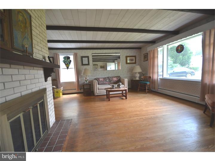 2675 Trewigtown Road Colmar, PA 18915 - Photo 10 of 22 Living Room