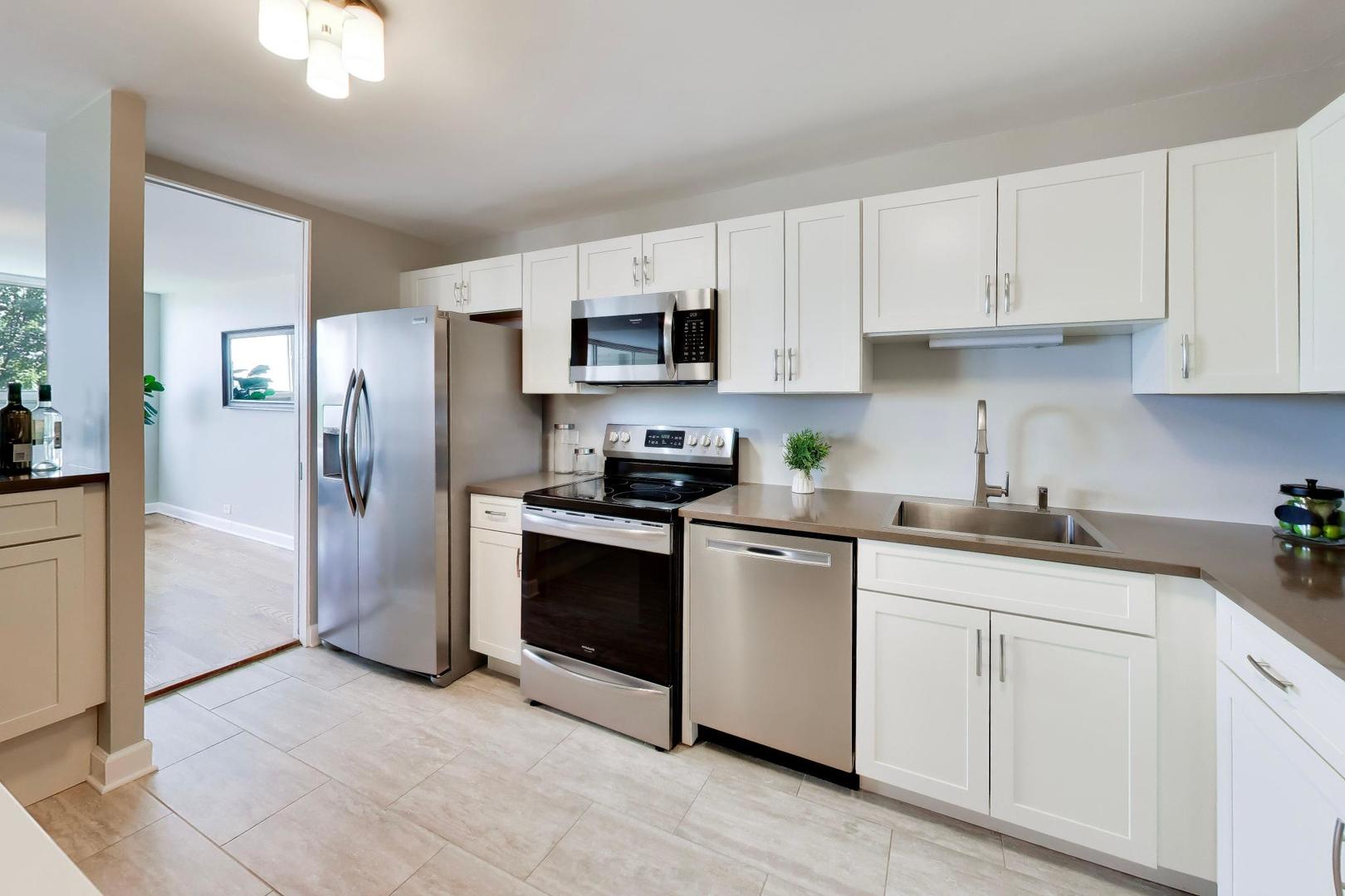 5733 North Sheridan Road, Unit 4C Chicago, IL 60660 - Photo 13 of 42 Gallery Image 13