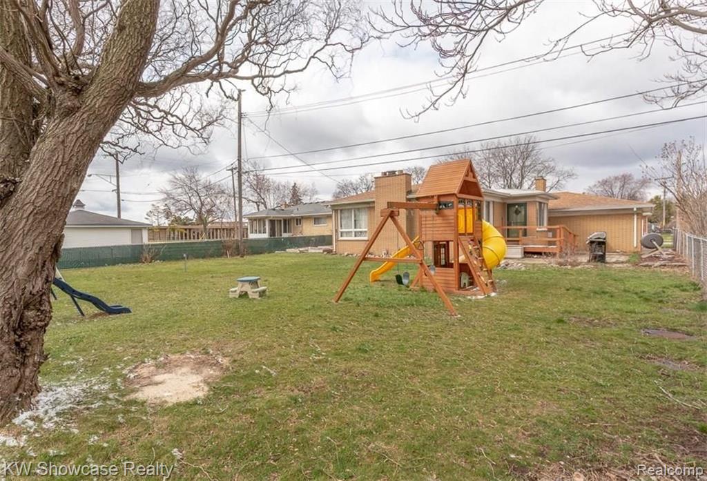 26632 Potomac Court Center Line, MI 48015 - Photo 2 of 45