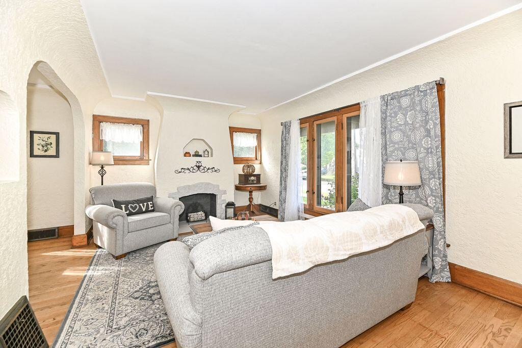 2715 Lasalle Street Racine, WI 53402 - Photo 8 of 35 Spacious with beautiful natural light