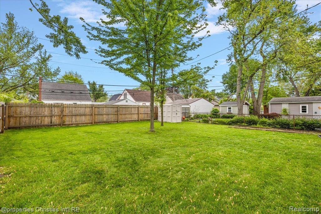 1573 Columbia Road Berkley, MI 48072 - Photo 33 of 38