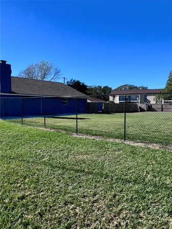 a view of a back yard