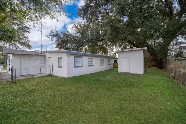 a view of a house with a backyard