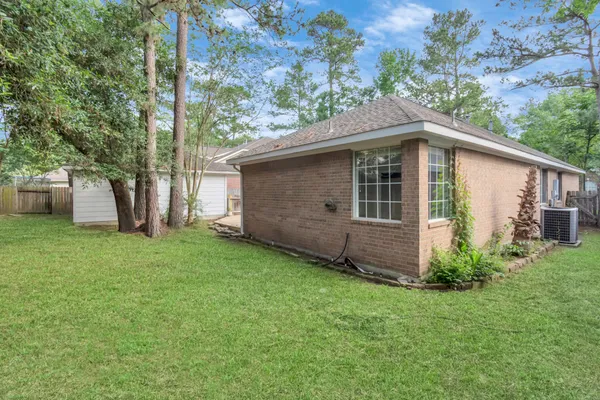 a view of a house with backyard and garden