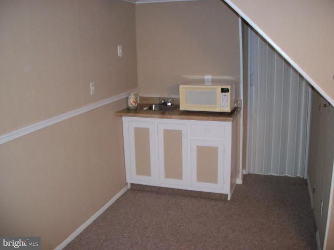 8437 Kavanagh Road Dundalk, MD 21222 - Photo 10 of 29 Wet bar w/microwave