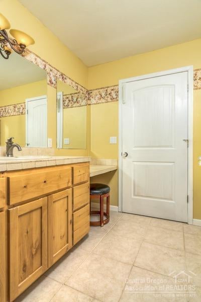 64050 Deschutes Market Road Bend, OR 97701 - Photo 15 of 25 Craft room bathroom