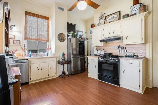 a view of a entryway door of the house
