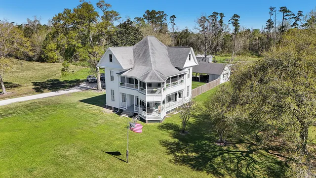 a picture of outdoor space with garden