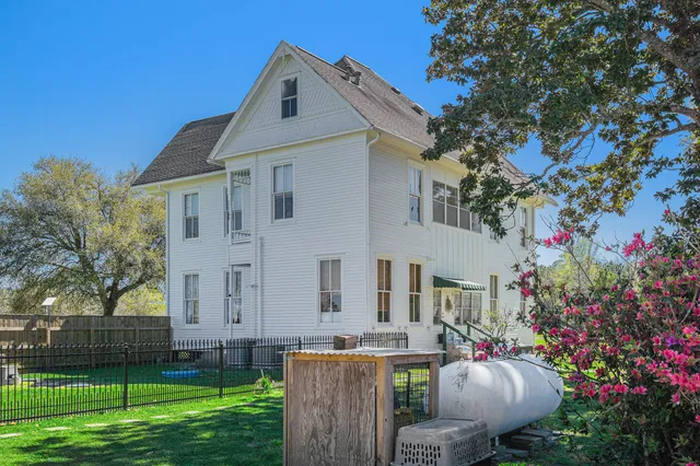 a view of a backyard