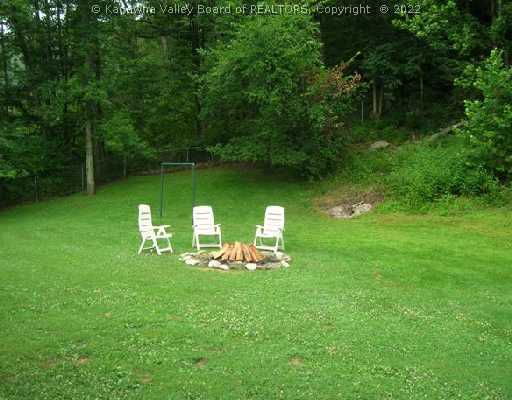 1502 North Grapevine Road Charleston, WV 25320 - Photo 7 of 8 Yard/Garden.