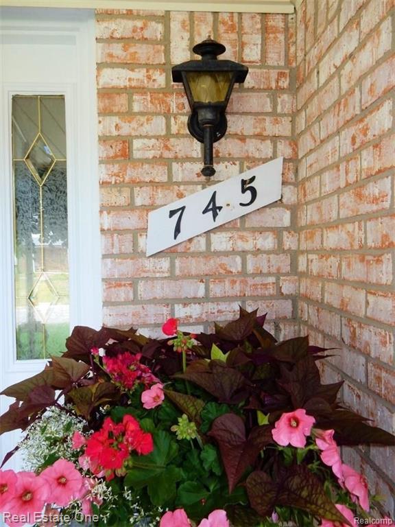 745 Lion Street Rochester Hills, MI 48307 - Photo 4 of 80