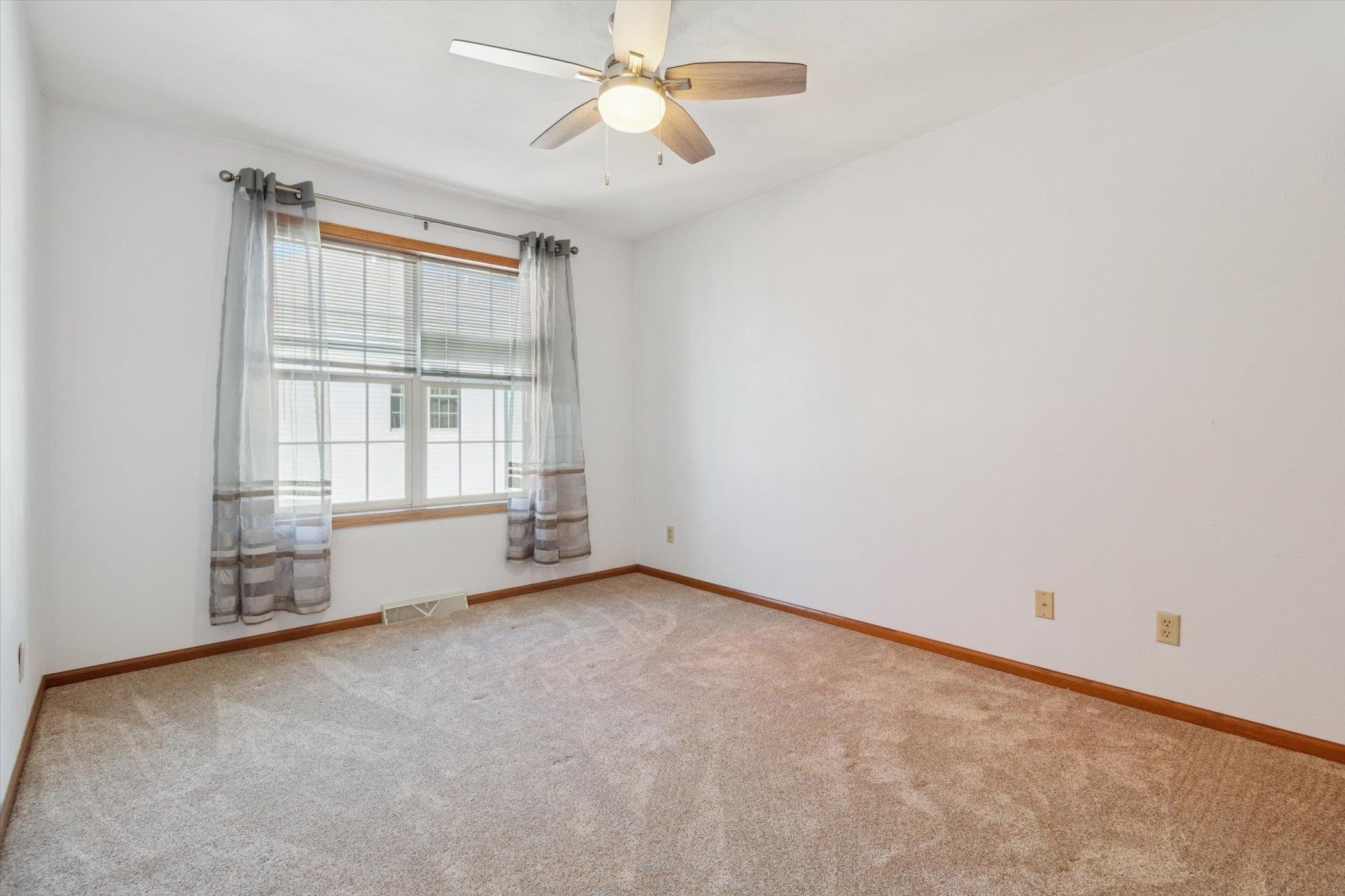 2339 Effingham Way Sun Prairie, WI 53590 - Photo 18 of 34