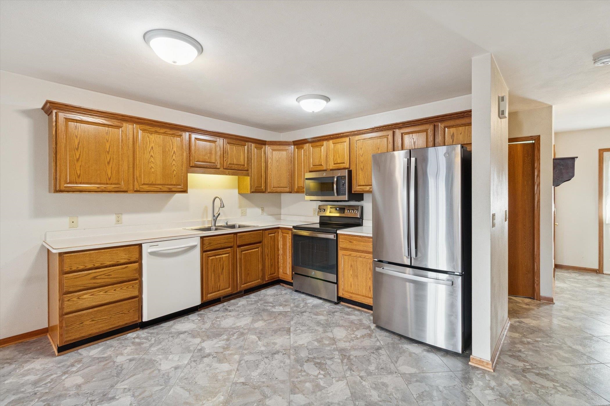 2339 Effingham Way Sun Prairie, WI 53590 - Photo 10 of 34