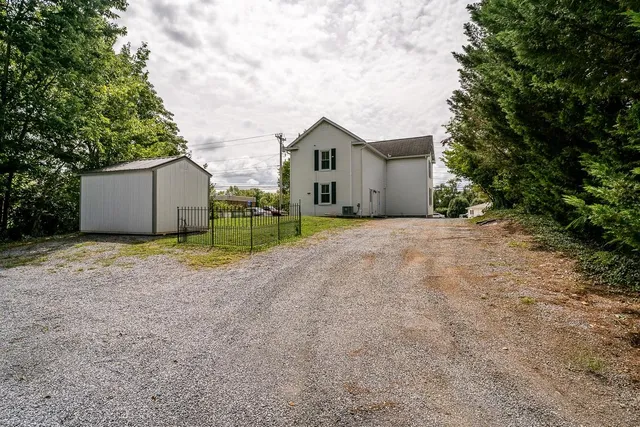 a view of a house with backyard