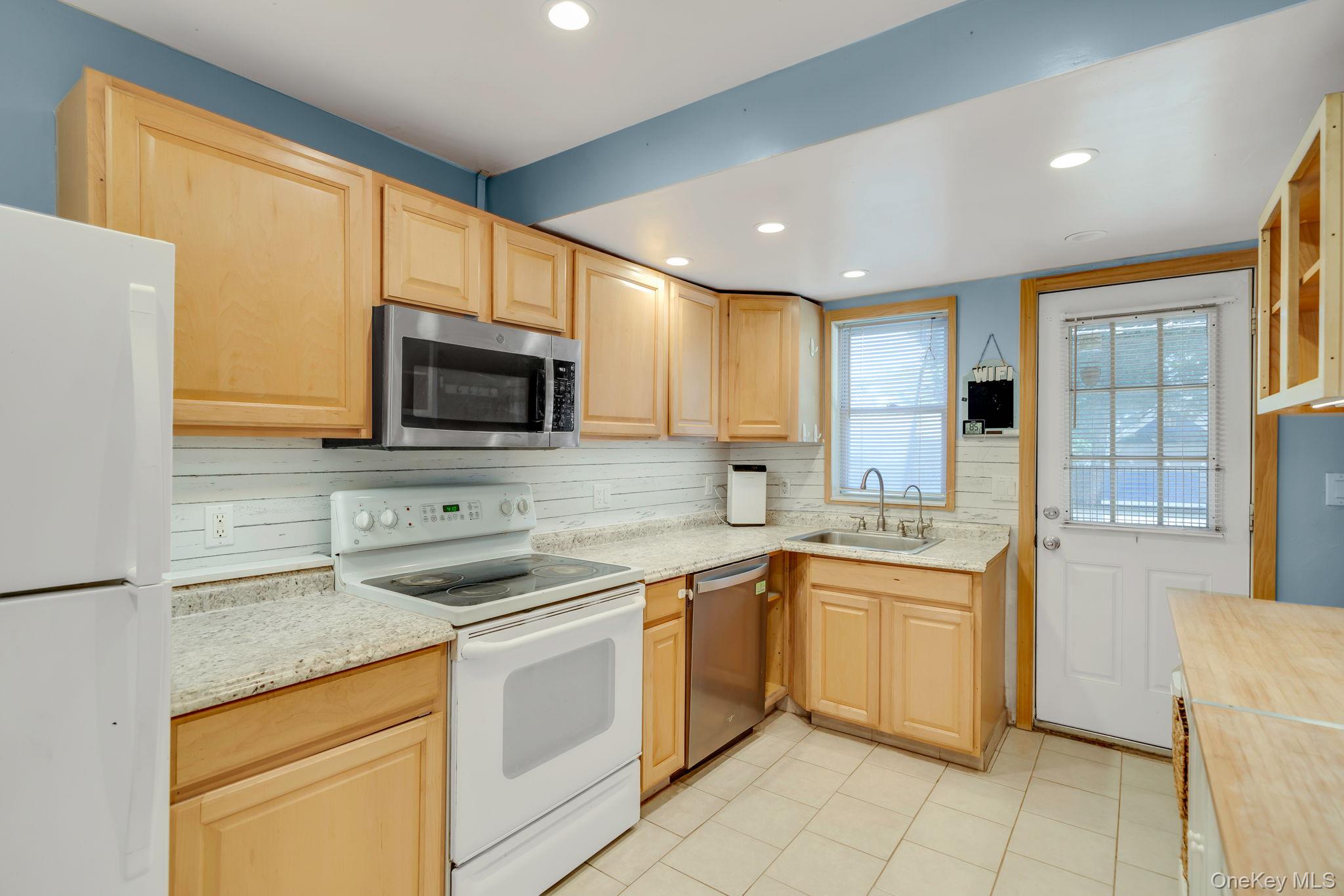 7 Inca Drive Bay Shore, NY 11706 - Photo 7 of 29