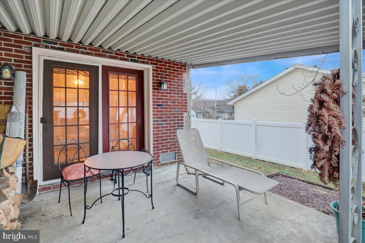 329 Dahlia Road Lancaster, PA 17602 - Photo 23 of 24 a room with furniture and a window