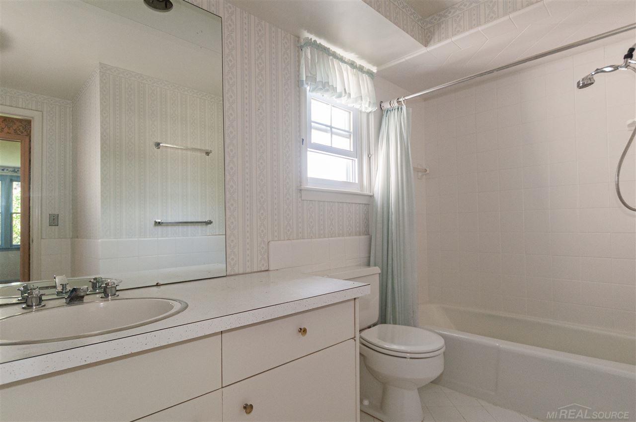 921 Cook Grosse Pointe, MI 48236 - Photo 19 of 26 50016843-19.JPG