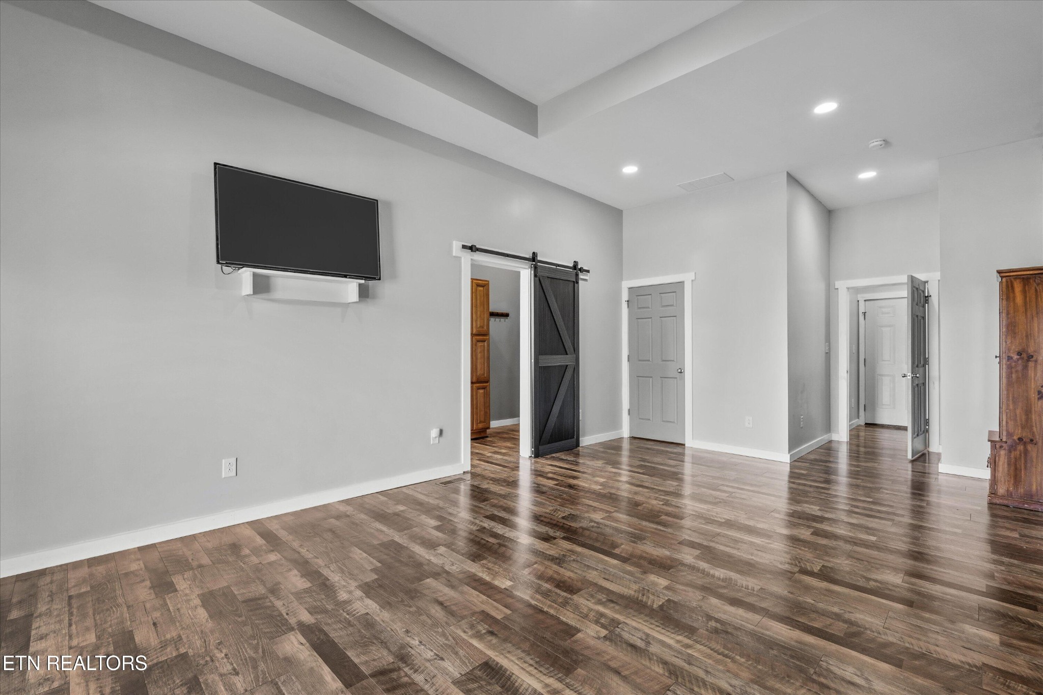 620 East Norris Point Road La Follette, TN 37766 - Photo 24 of 48 a view of empty room with wooden floor and tv