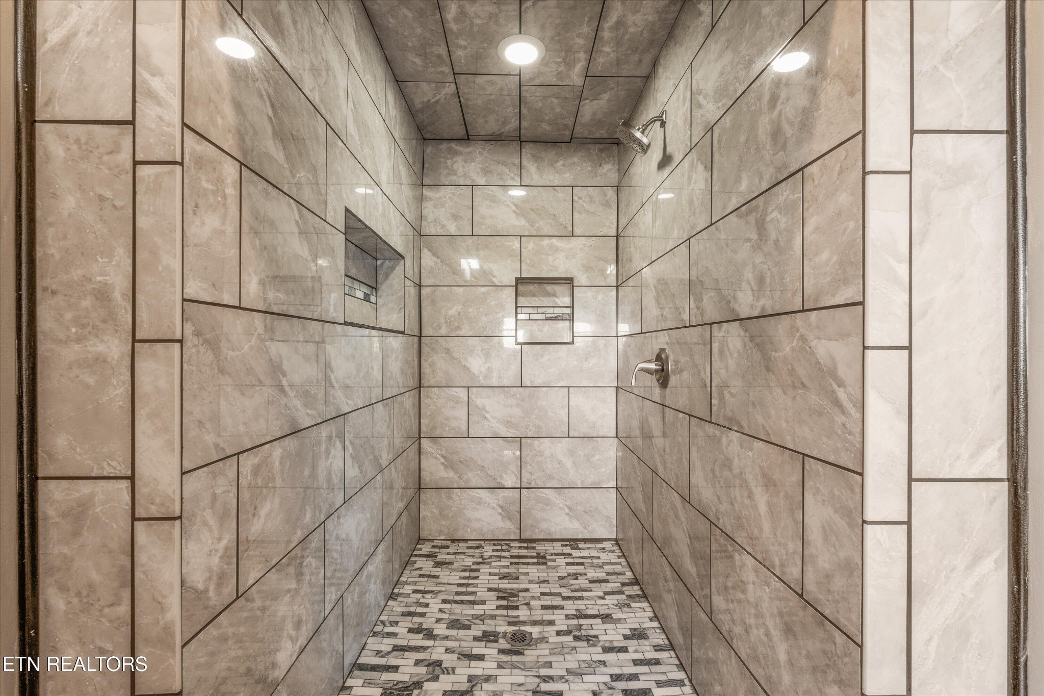 620 East Norris Point Road La Follette, TN 37766 - Photo 27 of 48 a bathroom with a shower