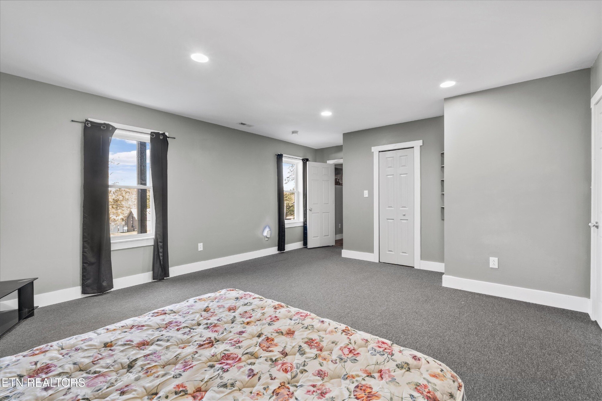 620 East Norris Point Road La Follette, TN 37766 - Photo 40 of 48 a big room with a rug and a window