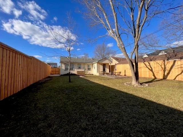 a view of a backyard