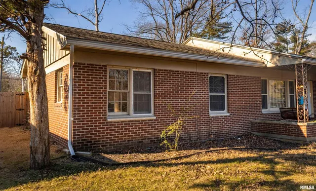 $129,000 | 702 South Dixon Avenue, Carbondale, IL 62901