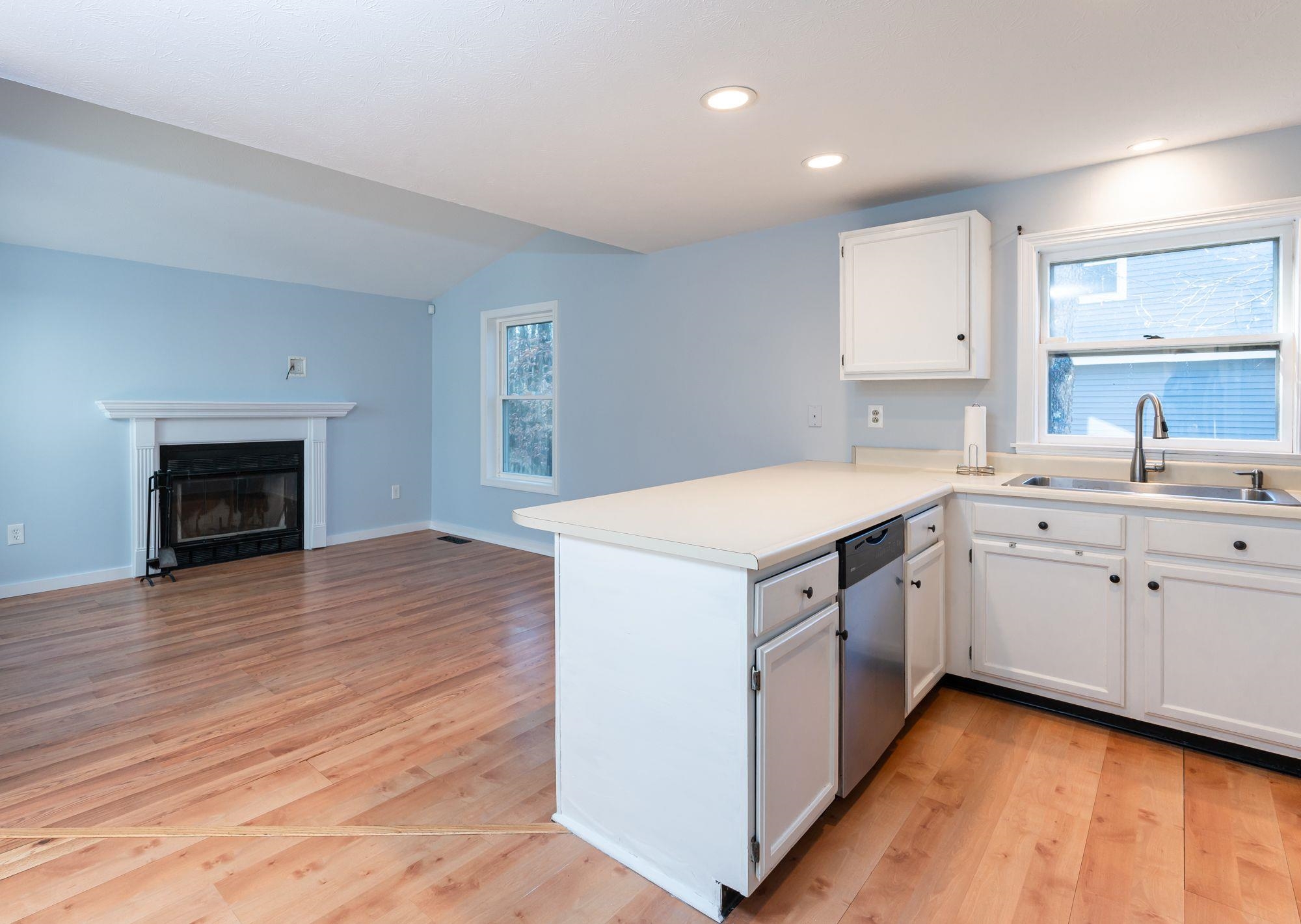 33 Wright Road Derry, NH 03038 - Photo 5 of 37