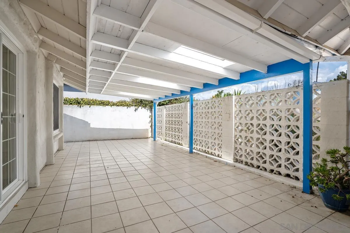 14186 Recuerdo Drive Del Mar, CA 92014 - Photo 11 of 35 a view of a garage