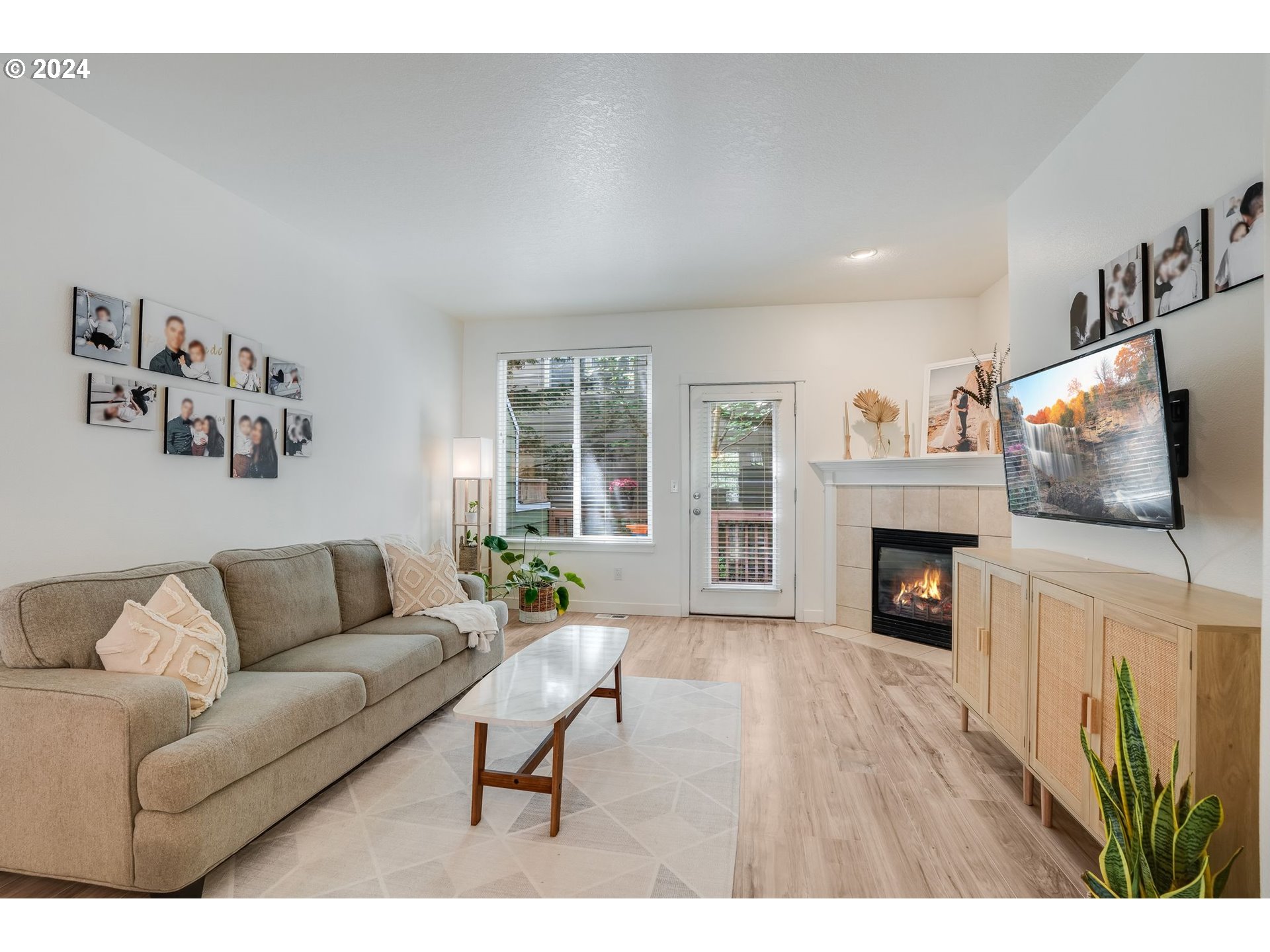 7898 Southwest Pickleweed Lane Portland, OR 97224 - Photo 11 of 36 Living Room