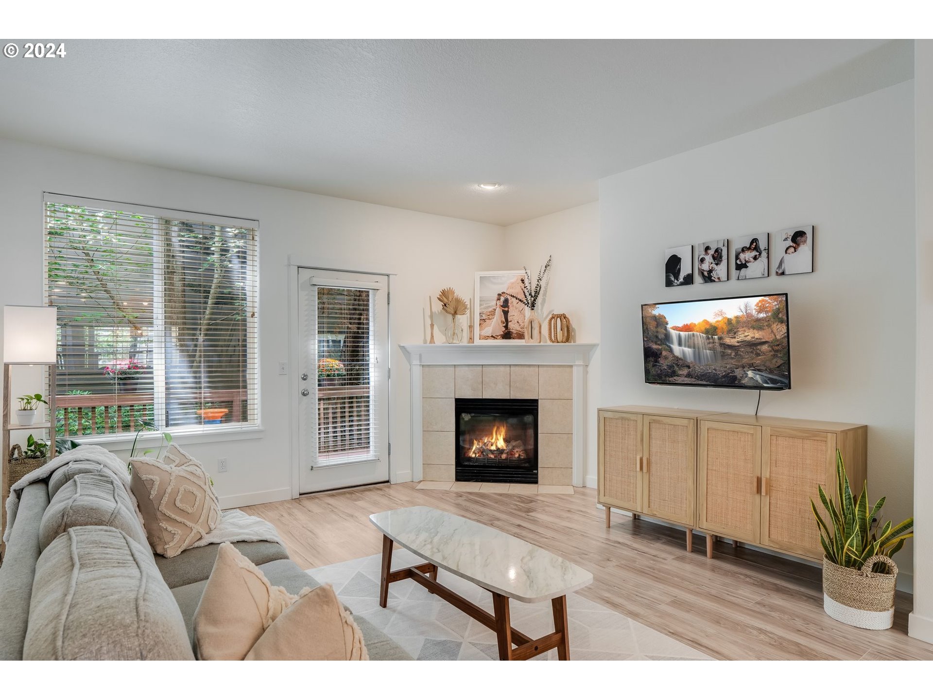 7898 Southwest Pickleweed Lane Portland, OR 97224 - Photo 12 of 36 Living Room