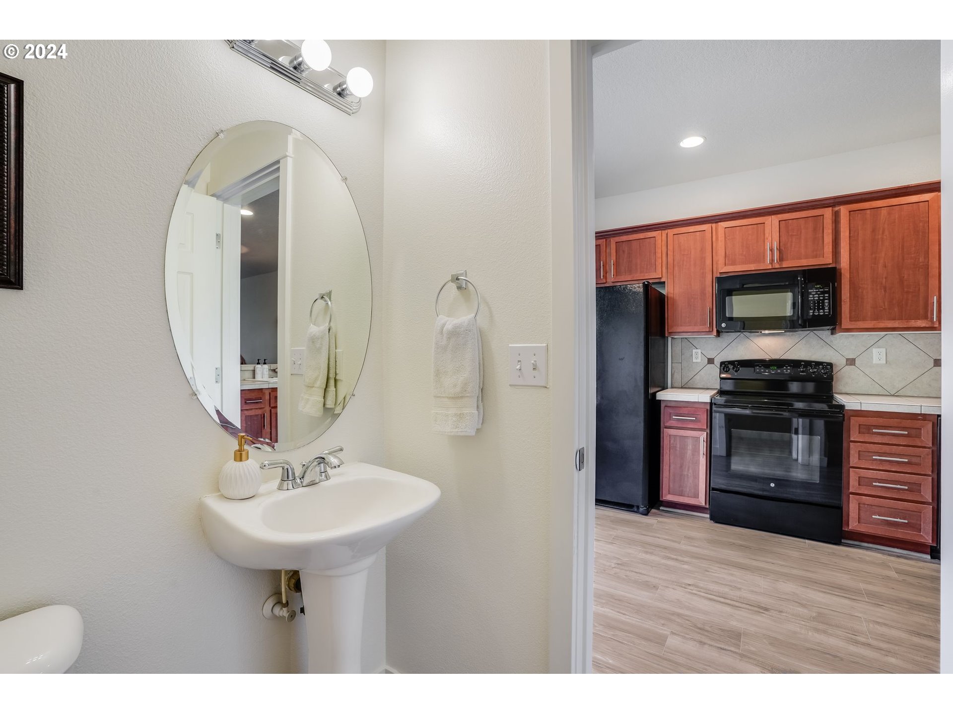 7898 Southwest Pickleweed Lane Portland, OR 97224 - Photo 15 of 36 Bathroom