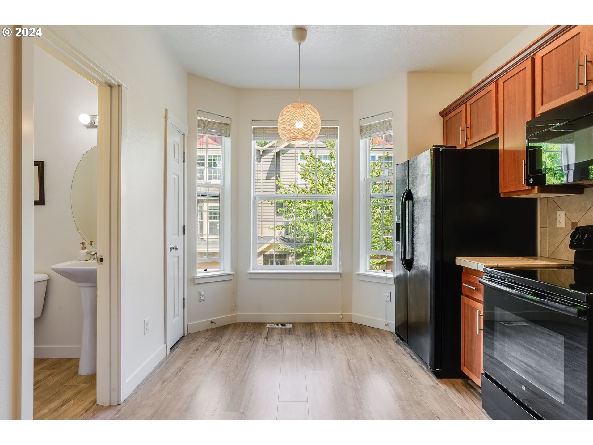 7898 Southwest Pickleweed Lane Portland, OR 97224 - Photo 17 of 36 Kitchen