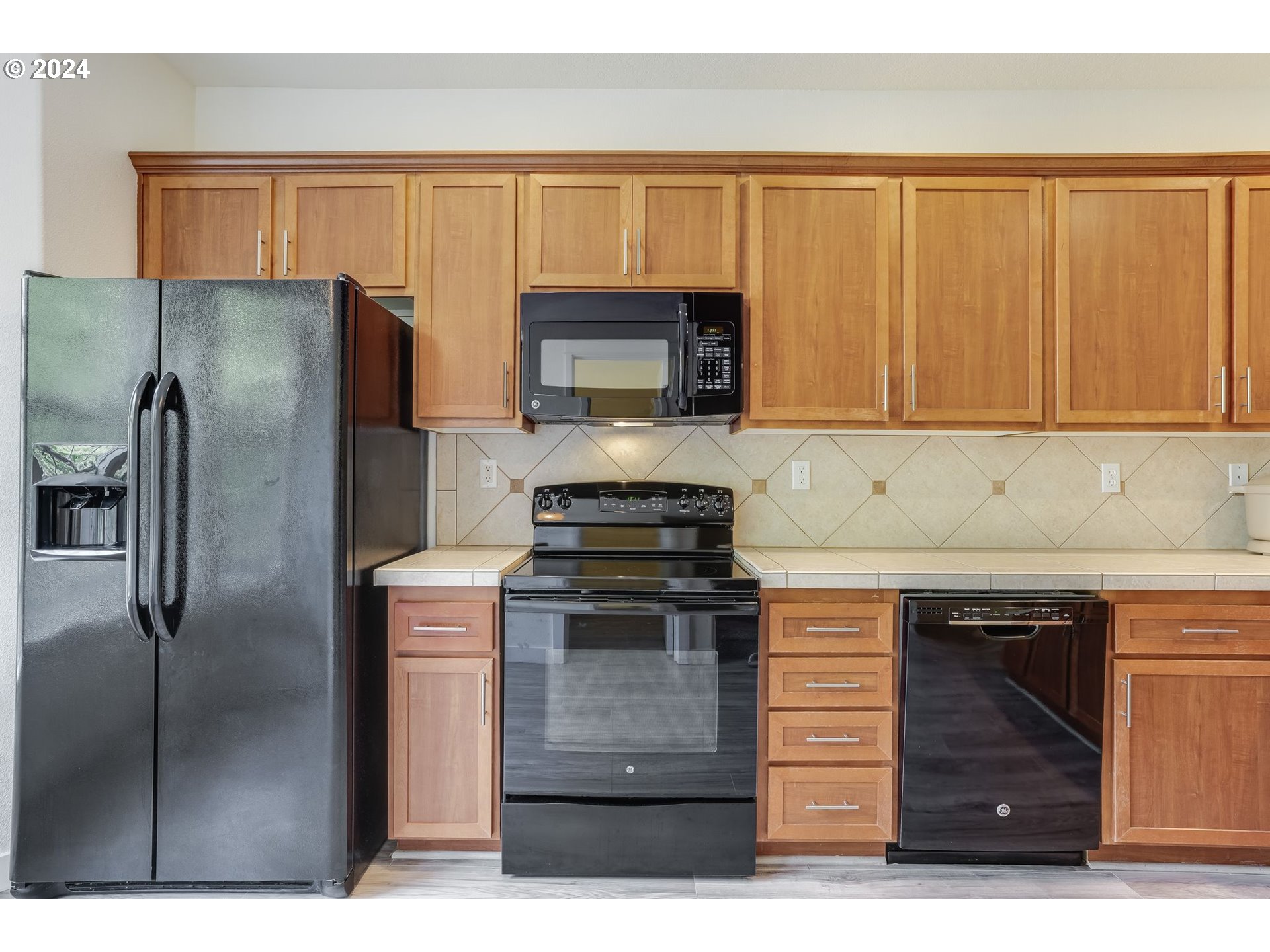 7898 Southwest Pickleweed Lane Portland, OR 97224 - Photo 18 of 36 Kitchen