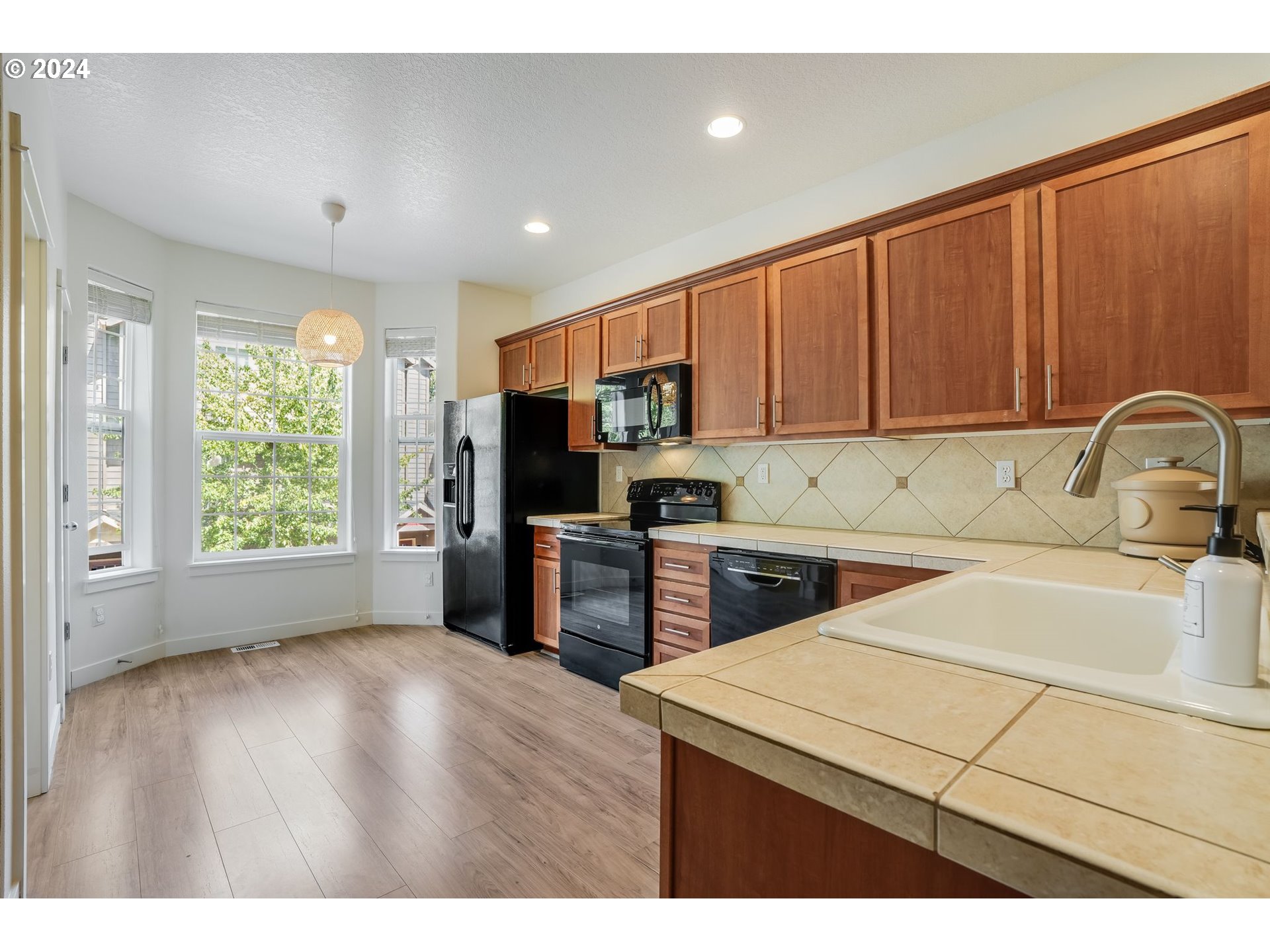 7898 Southwest Pickleweed Lane Portland, OR 97224 - Photo 19 of 36 Kitchen