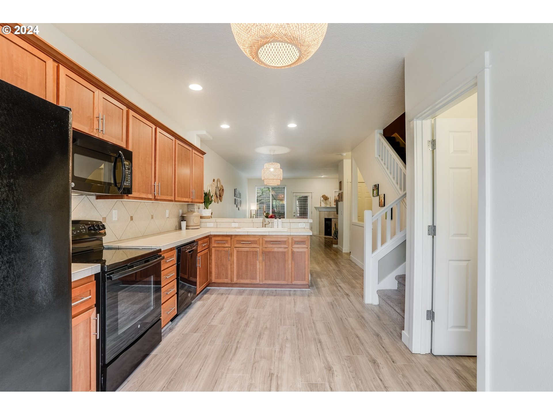 7898 Southwest Pickleweed Lane Portland, OR 97224 - Photo 20 of 36 Kitchen