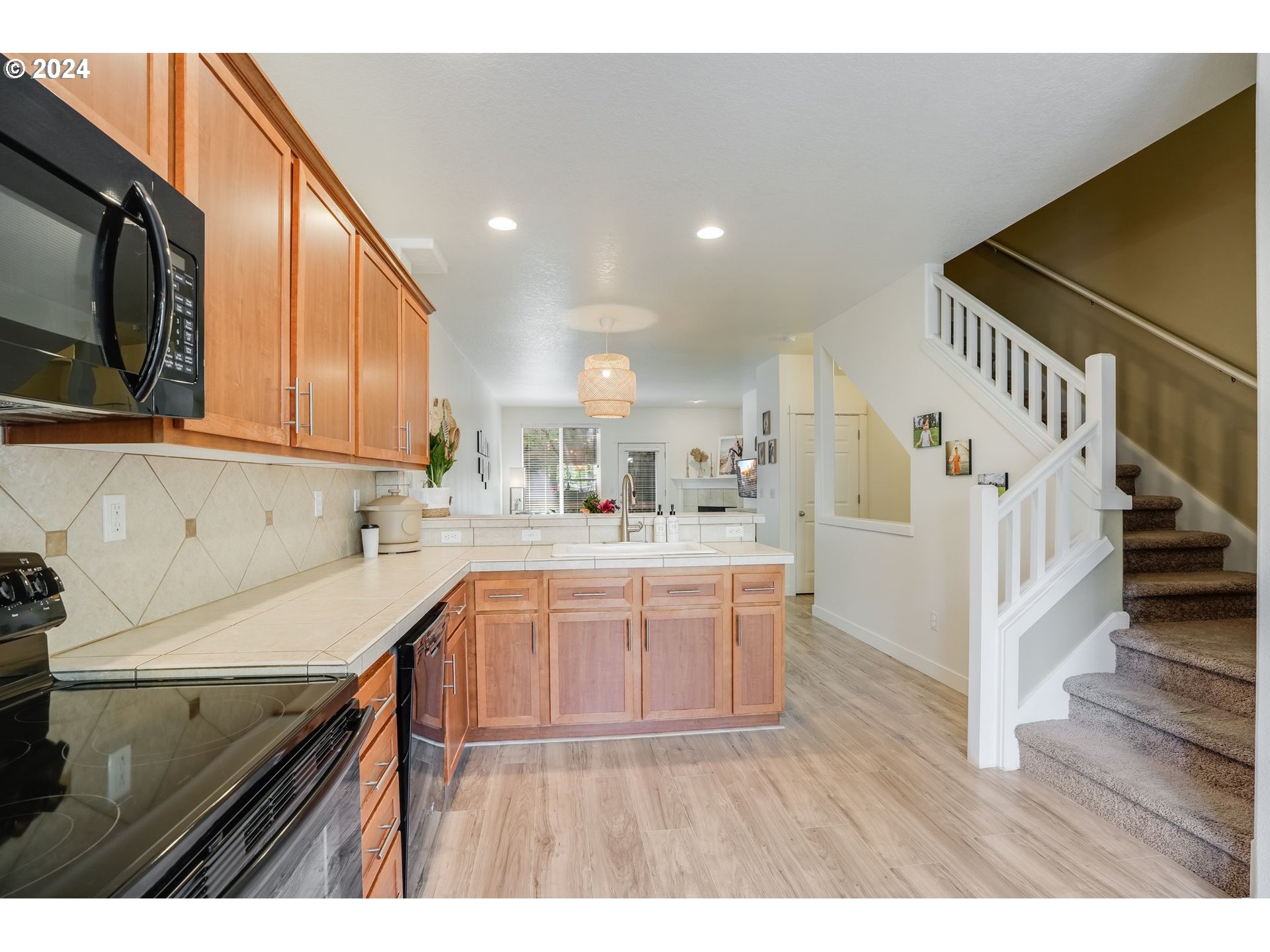 7898 Southwest Pickleweed Lane Portland, OR 97224 - Photo 21 of 36 Kitchen