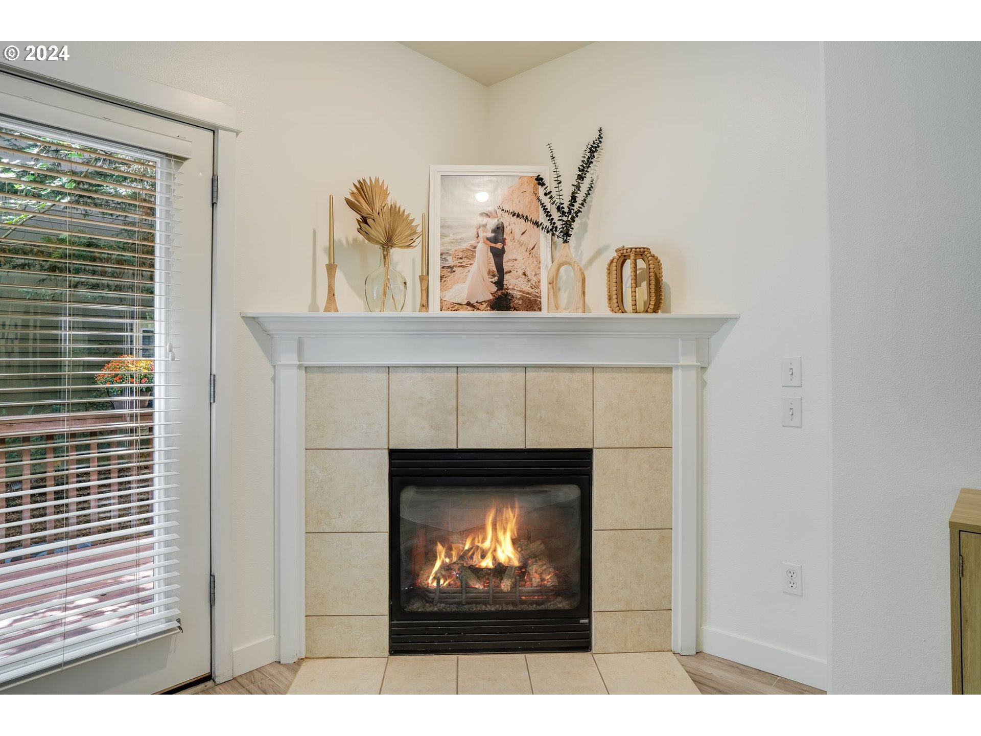 7898 Southwest Pickleweed Lane Portland, OR 97224 - Photo 10 of 36 Living Room