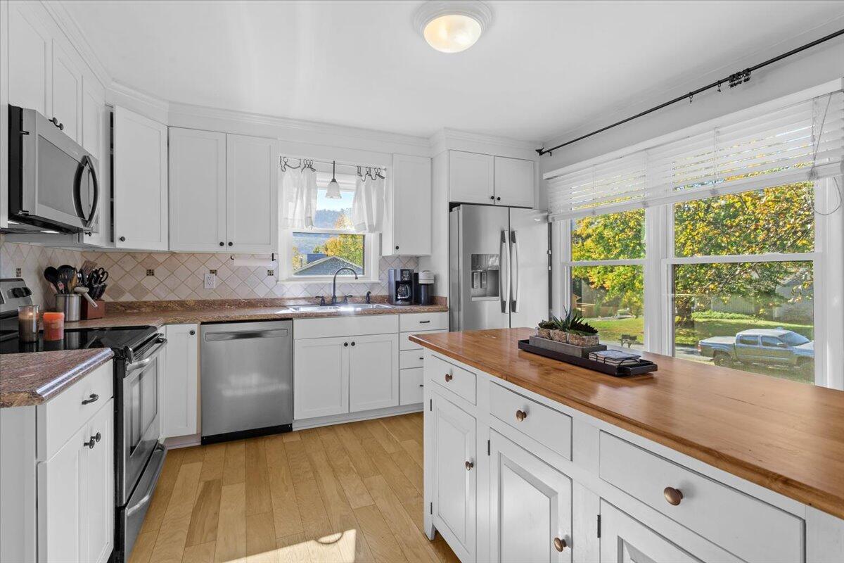 7877 Cedar Edge Road Roanoke, VA 24018 - Photo 7 of 43 Kitchen