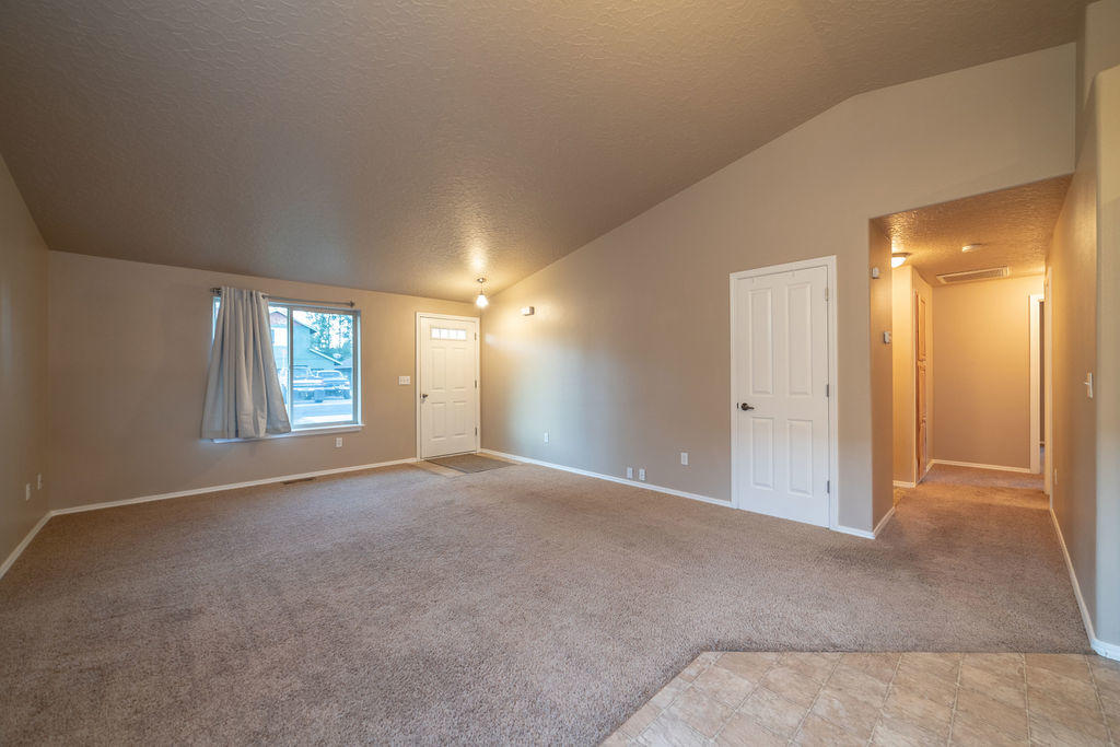 16477 Riley Drive La Pine, OR 97739 - Photo 9 of 26 PhotoMyListing-13