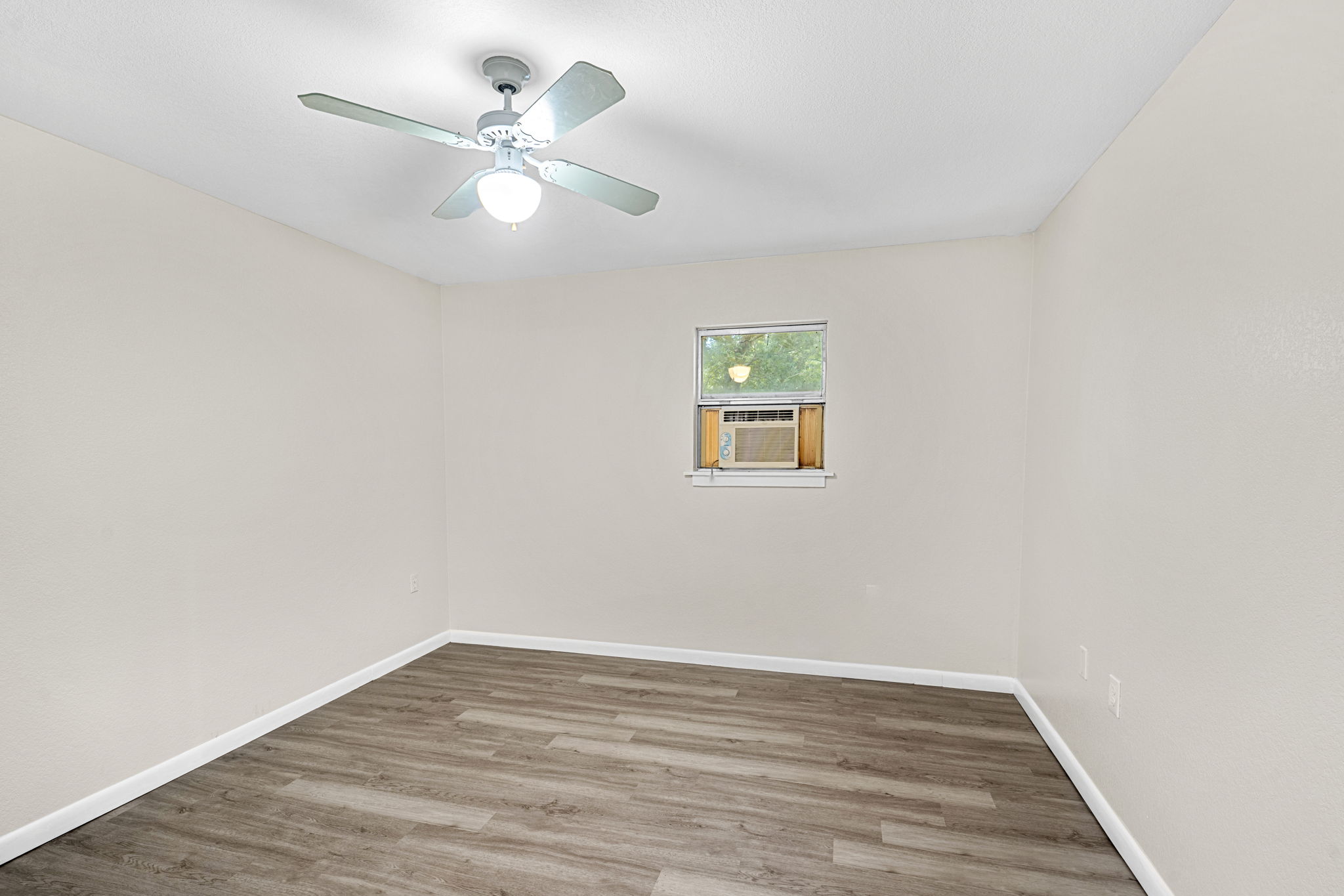 201 930 Private Road Taylor, TX 76574 - Photo 22 of 40 2nd floor bedroom
