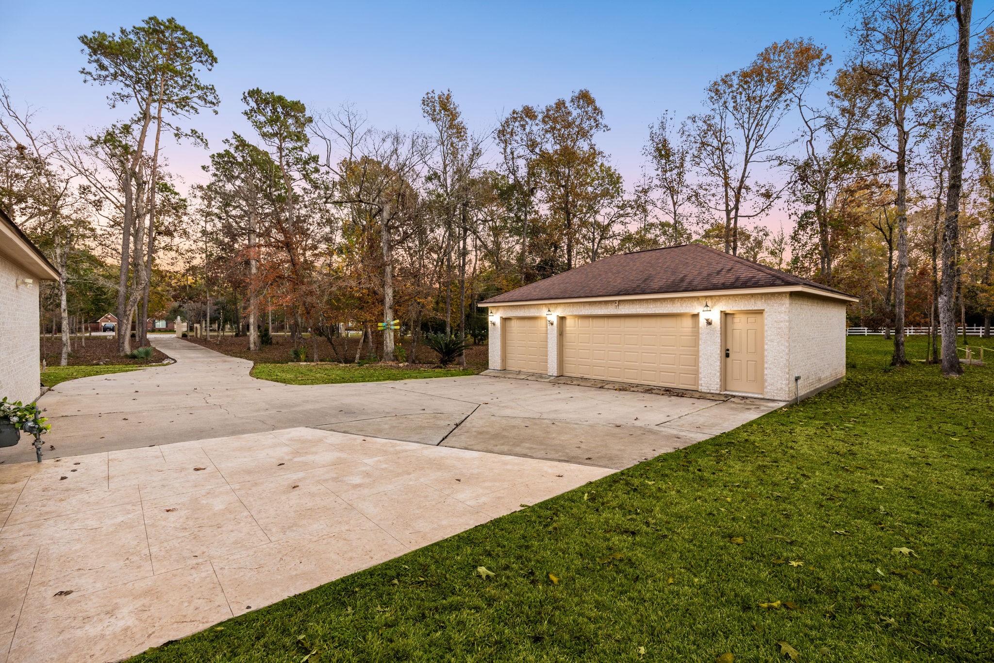 11984 White Oak Crossing Conroe, TX 77385 - Photo 38 of 42 Plenty of room for parking when entertaining and an expansive 3 car garage with extra storage space