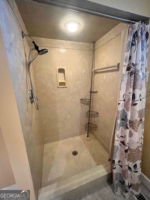 527 Sullivan Road Warner Robins, GA 31093 - Photo 18 of 34 a bathroom with a shower and a tub
