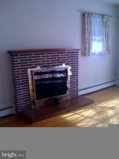 442 Manor Road Arnold, MD 21012 - Photo 2 of 15 Living Room