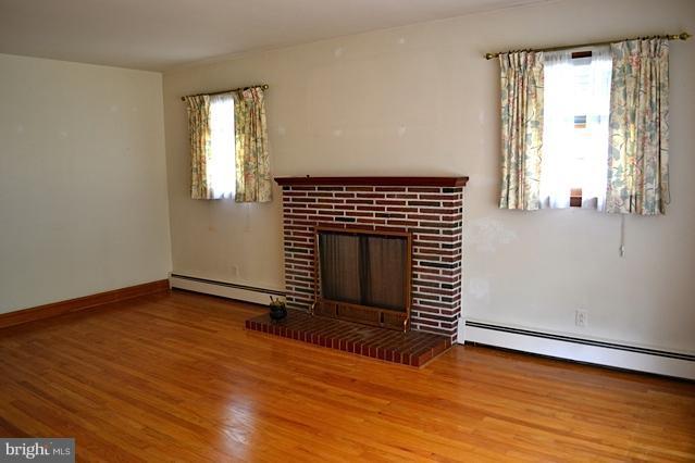 442 Manor Road Arnold, MD 21012 - Photo 4 of 15 Living Room