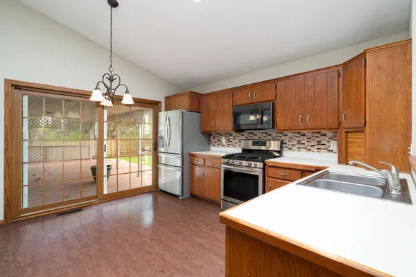 $2,795 | 9850 Laguna Circle, Eden Prairie, MN 55347