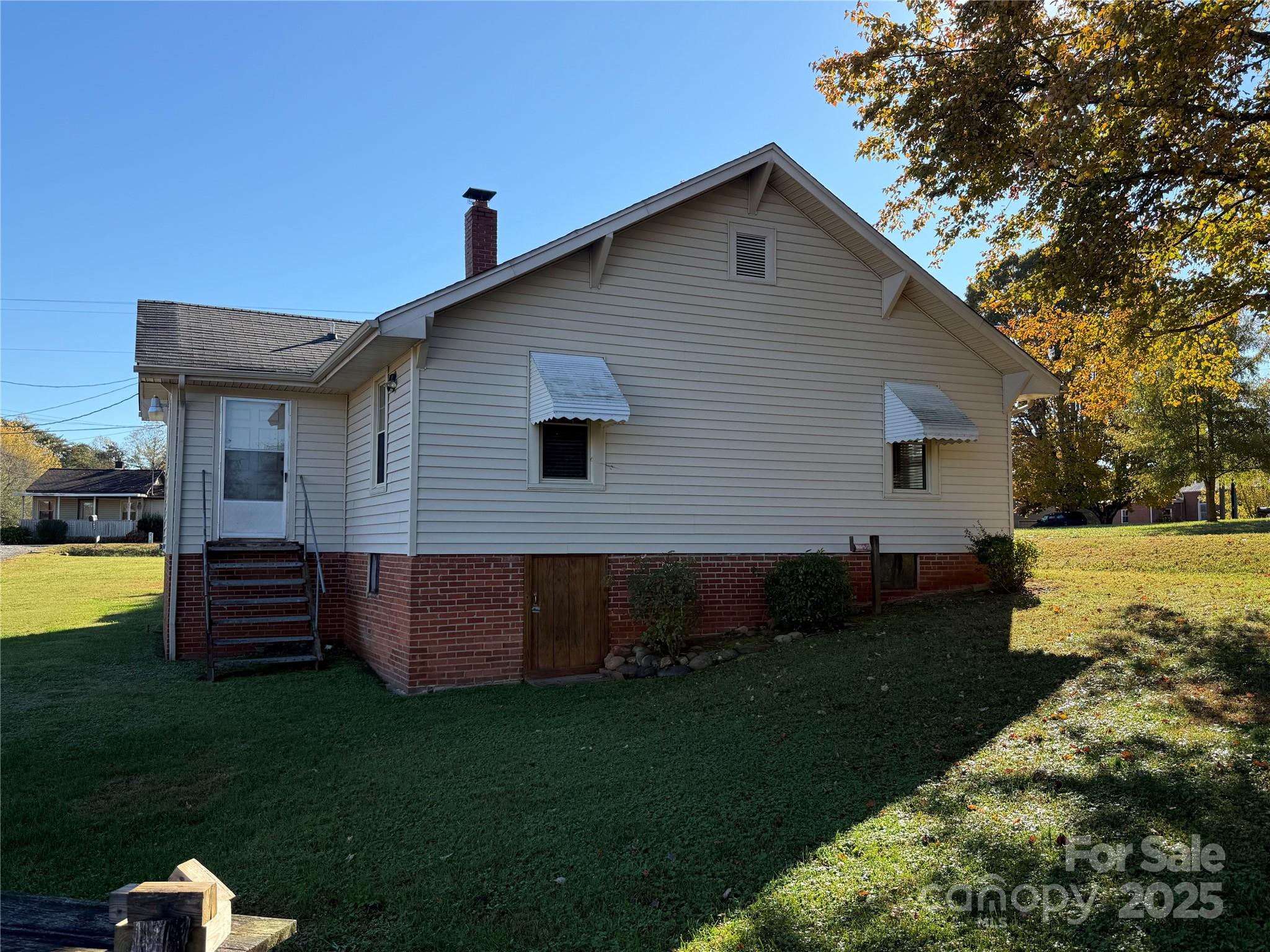 2550 Lail Road Glen Alpine, NC 28655 - Photo 34 of 35 a front view of a house with garden